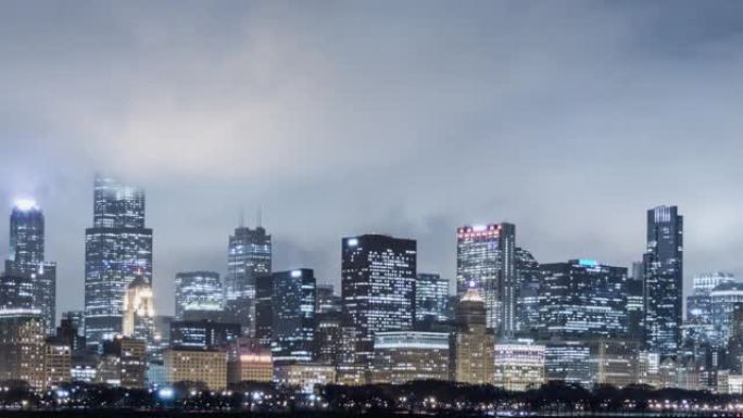 T/L TU芝加哥夜景与流动的云/芝加哥，伊利诺伊州