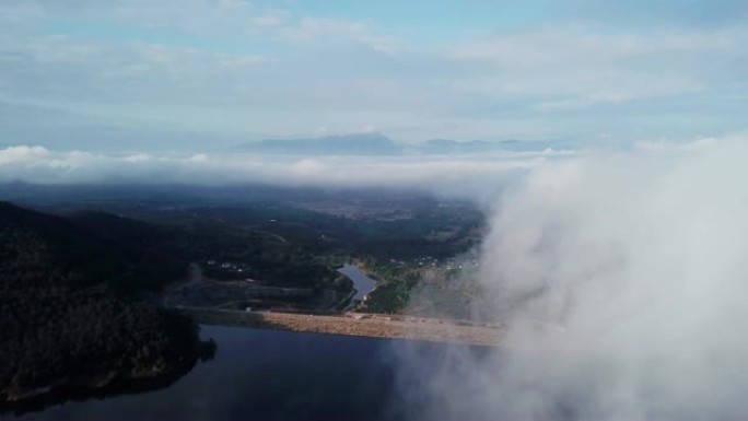 在云层上方的云层上进行空中拍摄，具有日出时间，梦想和灵感概念