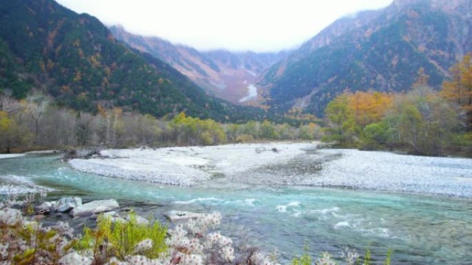 4k锁定: 日本长野秋季的Kamikochi。