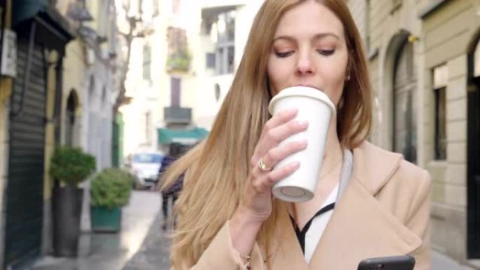 一位穿着优雅的职业女性在喝美国咖啡的同时走在城市的街道上