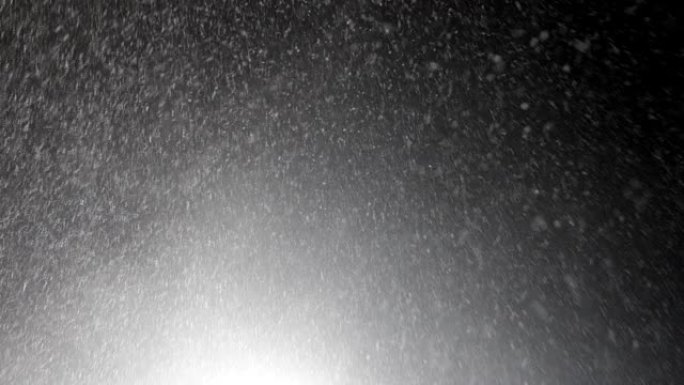 真正的雪落在路灯的光线中。冬季概念。4K