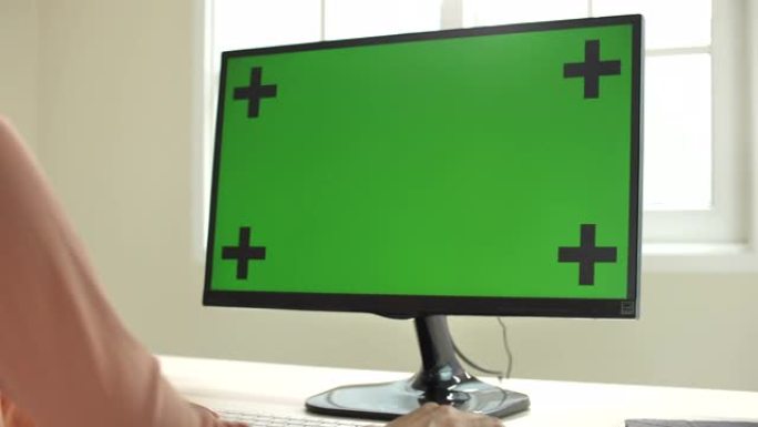 女人使用绿屏电脑加号绿色操作