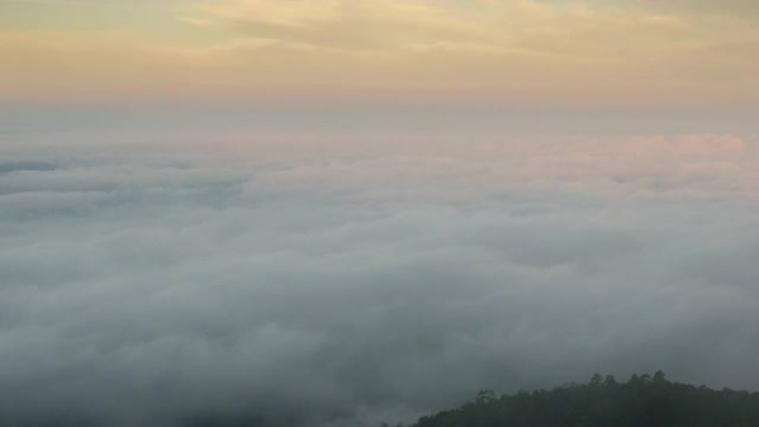 日出和多云的移动雾时间流逝在美丽的天空的山上自然，运动放大