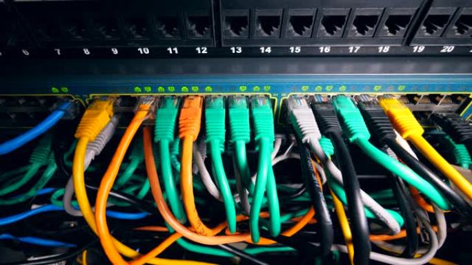 连接到服务器块插槽的电缆。网络和数据服务器概念。