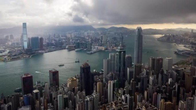阳光下的香港城市景观