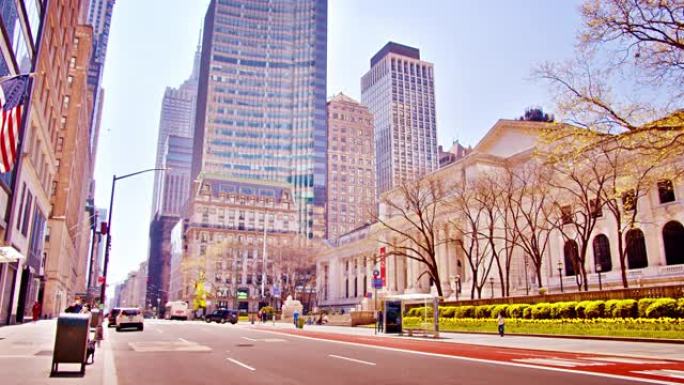 春天在第五时尚大道上。大流行期间空荡荡的街道。美国国旗，纽约公共图书馆。