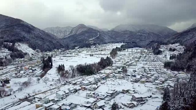 日本长野山内冬季雪的鸟瞰图