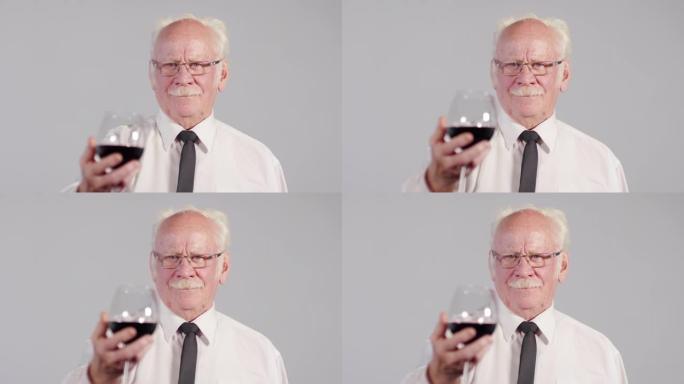 老人举起一杯酒的肖像