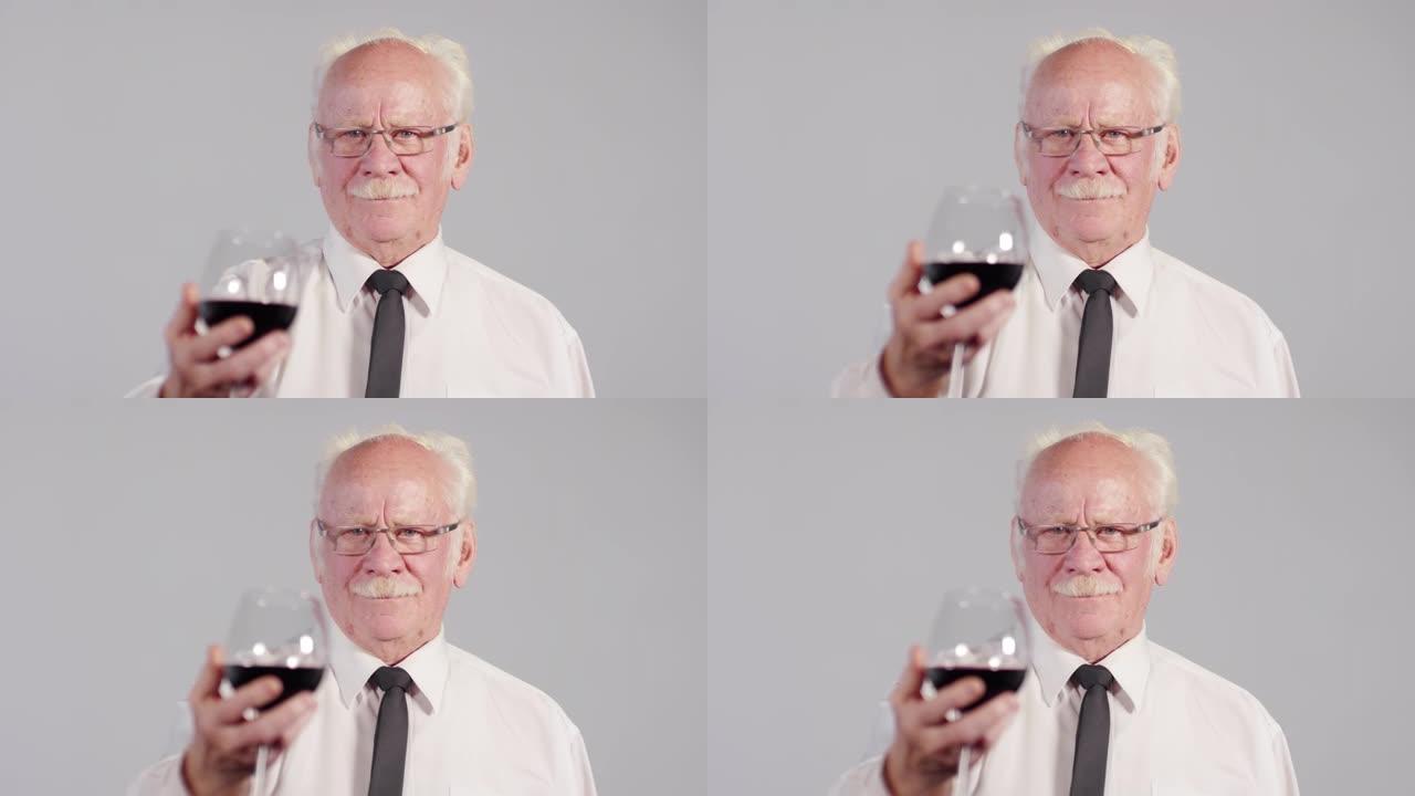 老人举起一杯酒的肖像