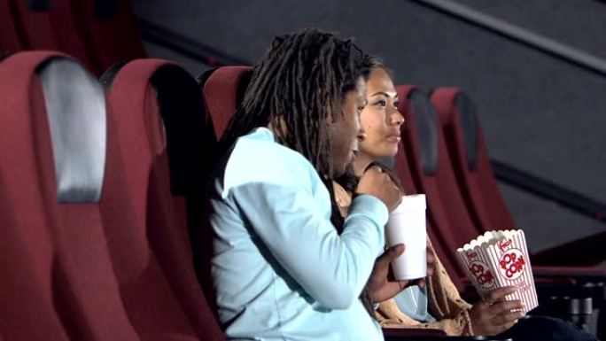 跨种族夫妇在剧院看电影