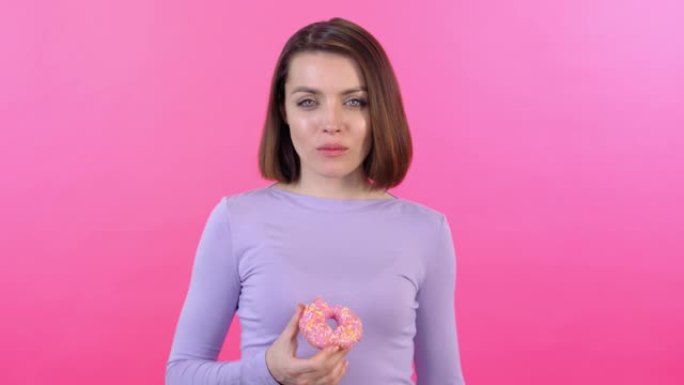 吃甜甜圈的年轻女子的肖像