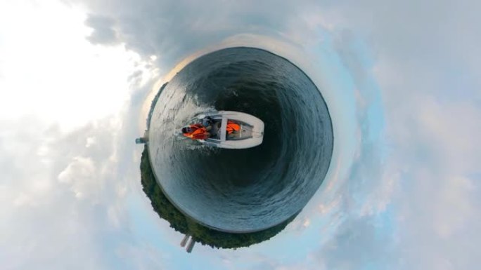 一名男子在360度全景的小艇上航行