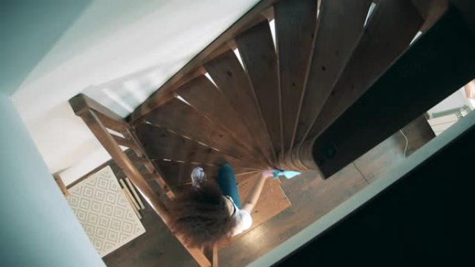一位女士正在给公寓的楼梯消毒