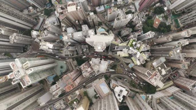 从无人机上鸟瞰香港城市景观。香港城市无人机90度鸟瞰图。相机从下移到顶部。