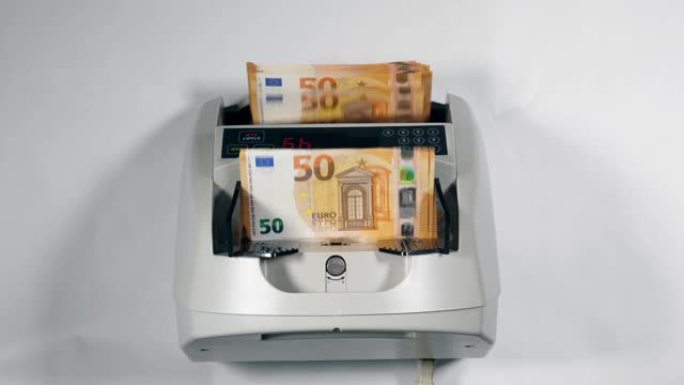 计数装置自动检查欧元纸币。