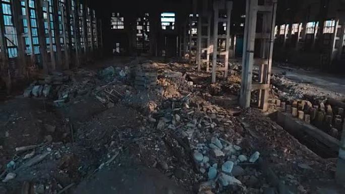 4k鸟瞰图。战后被摧毁的废弃工厂，玻璃破碎，破坏，令人恐惧的工业组成
