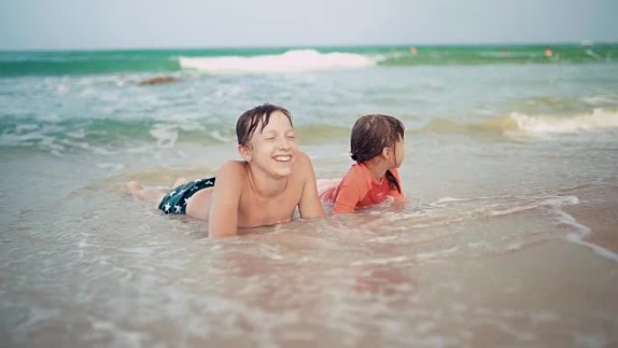 快乐的孩子在海里放松