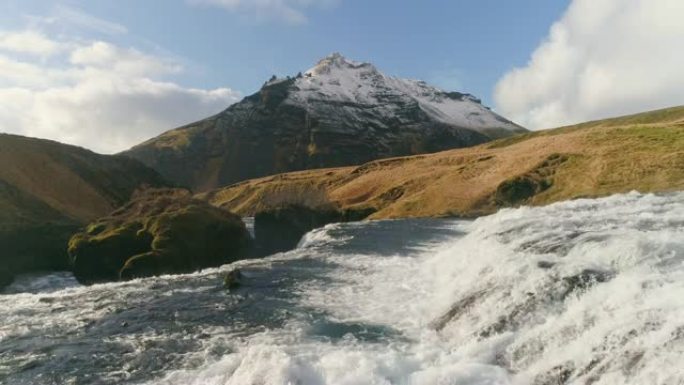 桑尼女士，田园诗般的瀑布和山景，冰岛