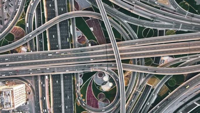 T/L无人机视点，城市交通和道路交叉口/迪拜，阿联酋