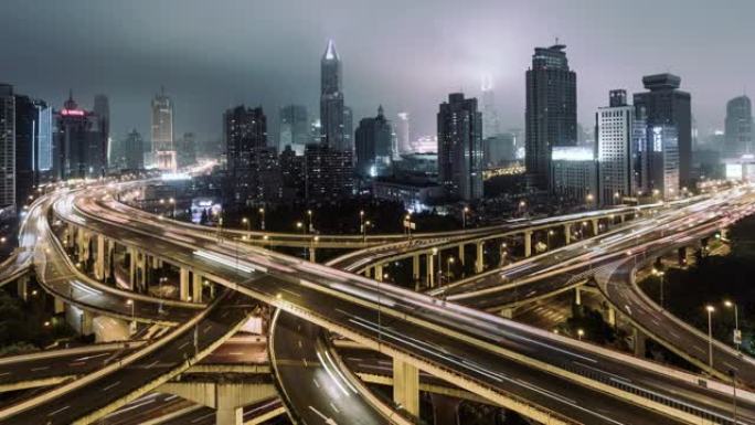 夜间/中国上海立交桥和城市交通的T/L盘鸟瞰图