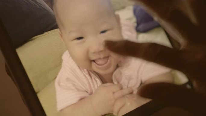 笑: 天真的脸婴儿ipad划屏