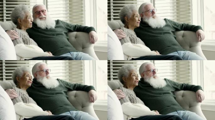 老年夫妇放松身心，看着窗外