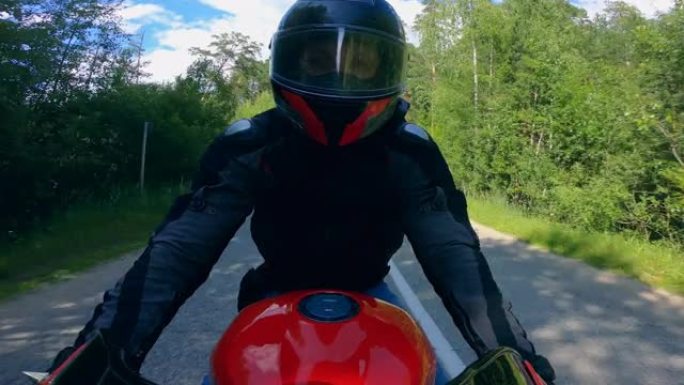 戴头盔的人骑摩托车，开得很快。