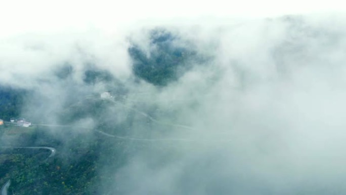 有雾的鸟瞰山有雾的鸟瞰山