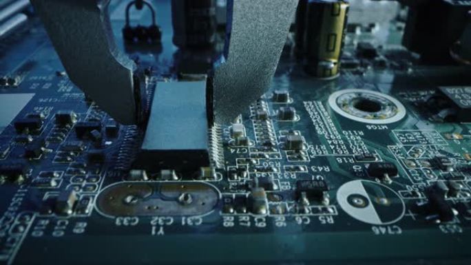 工厂机器在工作: 印刷电路板与机械臂组装在一起，表面安装技术连接微芯片，CPU处理器到主板。聚焦宏观