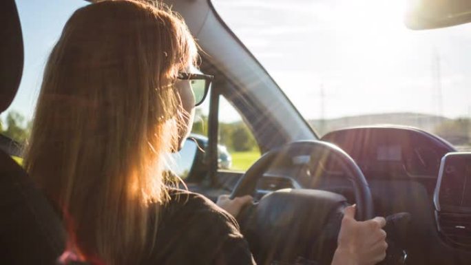 负责任的女司机盯着道路