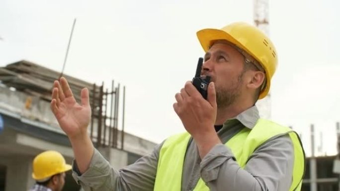 男性建筑商在对讲机上聊天