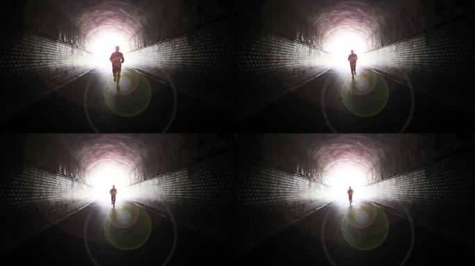 男子在黑暗的隧道中奔跑