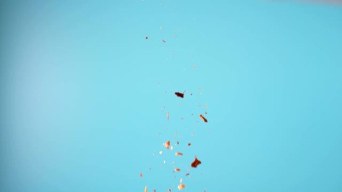 红辣椒粉掉落的工作室镜头。