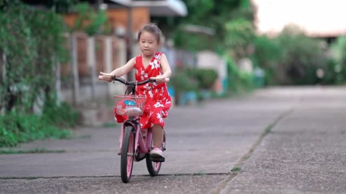 亚洲小女孩学骑自行车