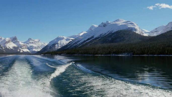 加拿大艾伯塔省贾斯珀国家公园船灵岛的马利根湖景观
