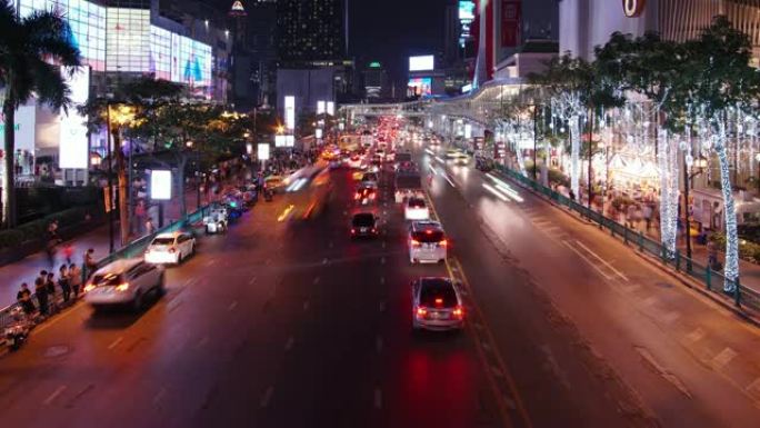 延时和倾斜: 曼谷夜间交通路灯。