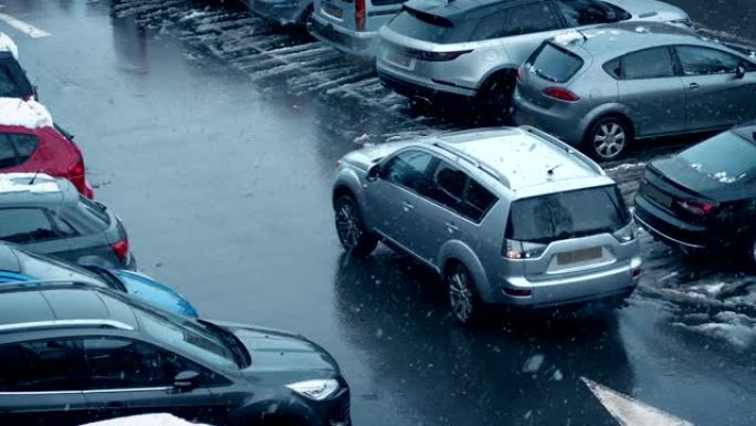 降雪期间汽车在停车场行驶