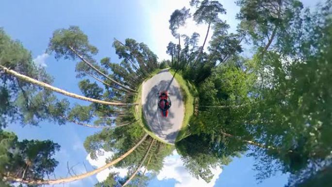 移动摩托车的360度全景。路上的摩托车。