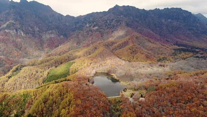 日本长野Kagamiike pond的多莉 (dolly) 在秋季的鸟瞰图。