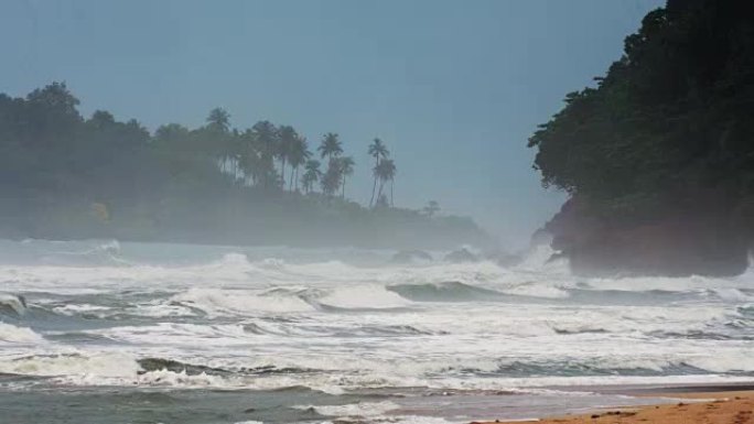 海浪撞击并溅到海滩上