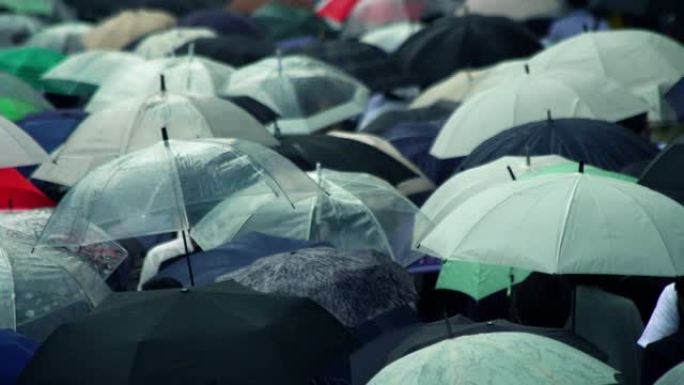 日本商人上午上班打伞下雨天