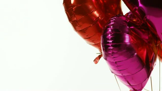 红色和紫色气球漂浮在空中4k