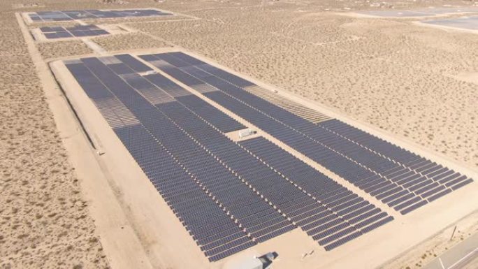 空中: 荒芜的风景环绕着加利福尼亚的一个大型太阳能电池板农场。