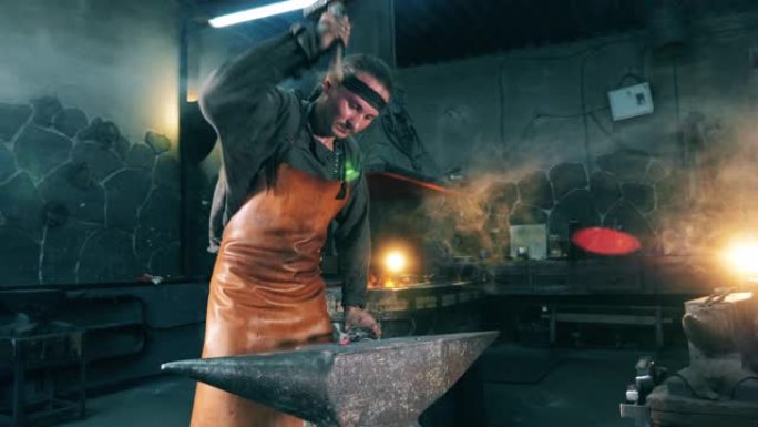 锻造工人在铁砧上击打金属刀。