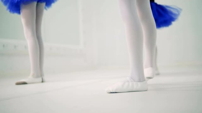 女生芭蕾舞课，特写。