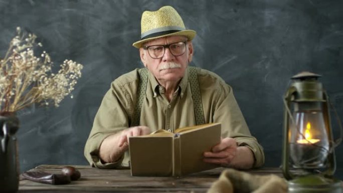 喜欢读书的老式老人