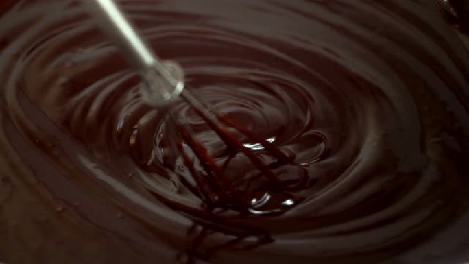 将优质融化的黑巧克力与打蛋器混合。