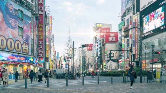 4k延时: 日本东京晚上在新宿上的人群，向右平移