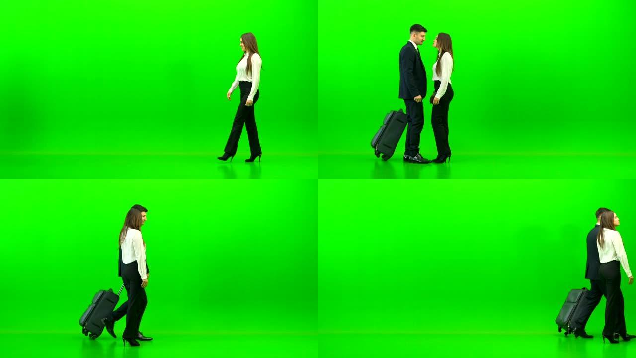 绿色背景上的包包接吻的商务夫妇