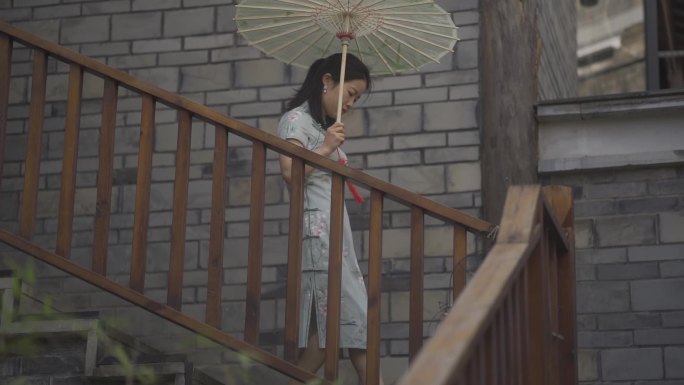 小巷旗袍美女撑着油纸伞漫步楼梯浪漫爱情